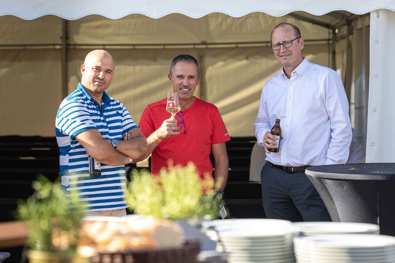Steckverbinderkongress 2022: Das Get together am 4. Juli 2022 und die Abendveranstaltung am 5. Juli 2022 auf dem Vogel-Campus boten viele Gelegenheiten sich in entspannter Atmosphäre auszutauschen und zu netzwerken. Schon so manches Projekt nahm hier seinen Anfang. (Bild: Elektronikpraxis)
