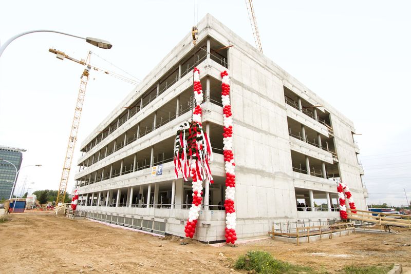 Blick zurück auf das Innovation Center, als es sich noch im Rohbau befand und gerade Richtfest gefeiert wurde. (Bild: Martin Leissl / Clariant)