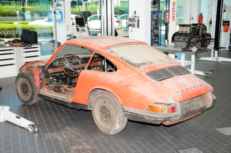 Über die Jahre hinweg hatte Bernd Ibold aus Bardenitz unzählige Autos und Autoteile zusammengetragen – doch dem 70-Jährigen fehlten Zeit und Geld, die Wagen herzurichten. Und Ibold hatte Schulden, weshalb sein Sohn den RTL-II-Trödelprofi Otto Schulte bat, zu helfen. Der entdeckte jenes seltene 911er Urmodell in einer Scheune auf dem Bardenitzer Gelände. (Porsche AG)