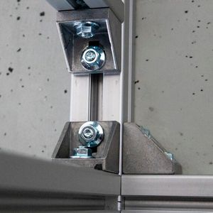 Konstruktion mit mehreren BeeWaTec Aluminiumprofilen die mithilfe eines Eckverbinders in rechtem Winkel zueinander verbaut wurden.(Bild:  BeeWaTec AG)