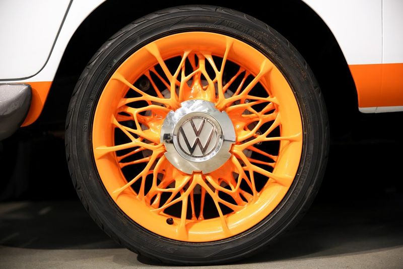 Die Neuauflage des berühmten 1962-er Sambabusses von VW entstand in Zusammenarbeit mit Formlabs. Um das entsprechende Design der Radkappen zu erzielen, wurden diese zunächst im SLA-Verfahren 3D-gedruckt und anschließend galvanisiert, um die Optik und Haptik echter Metallteile zu erreichen. Die Zugfestigkeit von SLA-3D-gedruckten Teilen wird durch die Galvanisierung durchschnittlich um das Dreifache, die Biegefestigkeit um das fast Zehnfache und die Steifigkeit um das Vierfache erhöht.    Mehr zum Thema: https://www.mission-additive.de/wie-3d-druck-die-automobilbranche-veraendert-gal-906546/?p=3#gallerydetail 

Zurück zum Artikel. (Formlabs)