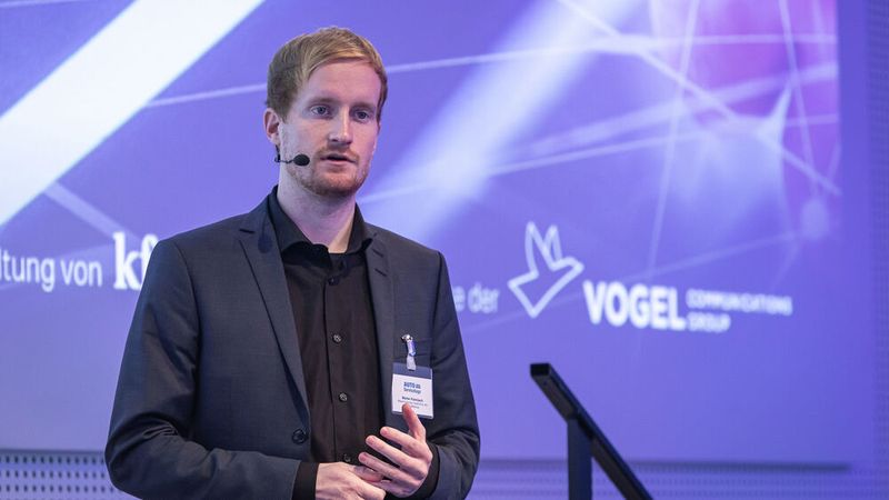 ... Marten Kalmbach vom Autohaus Kunzmann stellten den Teilnehmern ihren neuesten Mitarbeiter vor: einen Software-Roboter, der Routinearbeiten in der Auftragsvorbereitung selbstständig erledigt. (Stefan Bausewein)