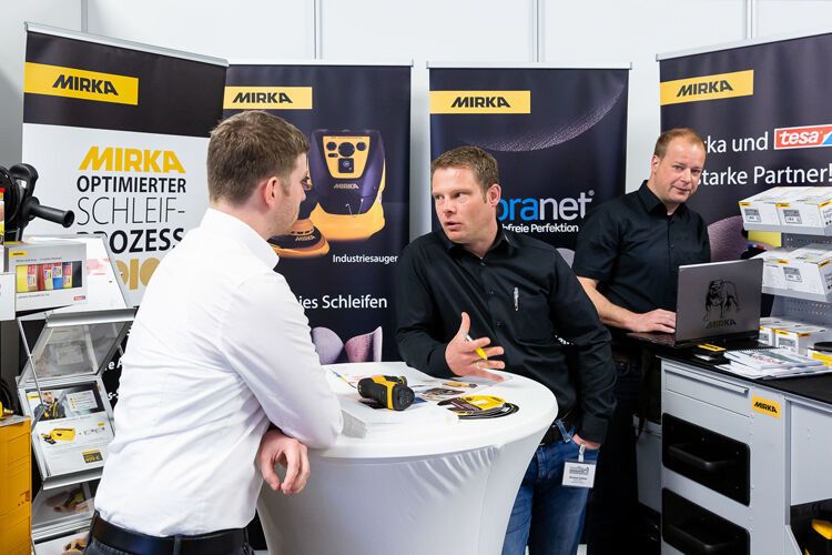 Das Angebot des Schleifmittel-Experte Mirka umfasst ein breites Spektrum an Schleif- und Poliermitteln sowie entsprechenden Gerätschaften. Bei den Karosserie und Schadenstagen neu mit dabei war der Deos-Elektroschwingschleifer, der dank integrierter Absaugung staubfrei arbeitet. (Stefan Bausewein)