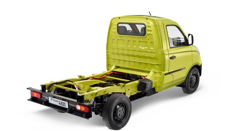 Der Porter NPE als klassische Fahrgestellversion: Das Modell bietet eine Nutzlastkapazität von bis zu 1.050 Kilogramm und kann kundenspezifisch aufgebaut werden. (Bild: Piaggio)