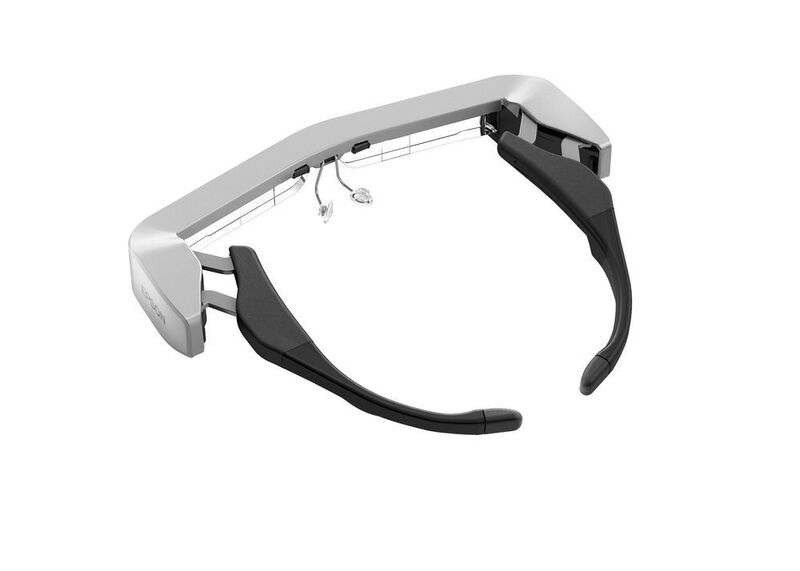 Die Moverio BT-350 kann durch verstellbare Bügel auch von Brillenträgern genutzt werden. (Epson)