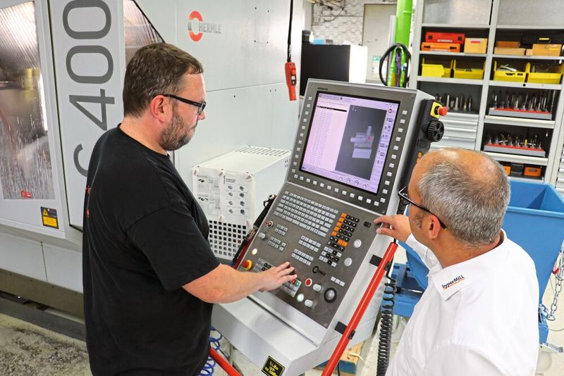 Steffen Völker (rechts), technischer Key Account Manager bei Open Mind für den Formen- und Prototypenbau, unterstützt Michael Wussack (links) und seine Kollegen bei Bedarf auch vor Ort. (Bild: Open Mind)