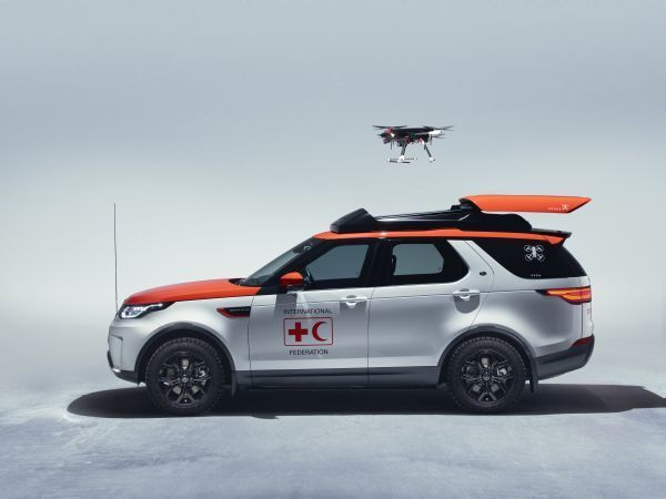 Die Helfer können in der sicheren Umgebung des Discovery bleiben, während die Drohne die Verhältnisse aus der Luft erkundet. (Land Rover)