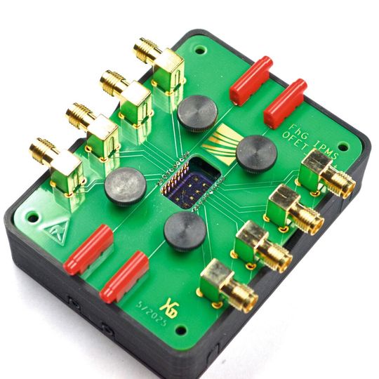  Der neue Messadapter kann bis zu acht Interdigitalelektrodenpaare gleichzeitig kontaktieren.(Bild:   Fraunhofer IPMS)