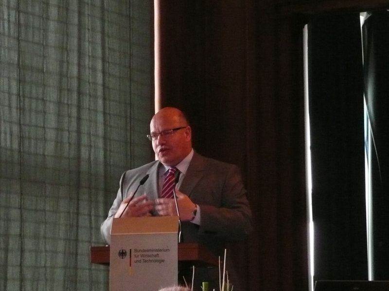 Umweltminister Peter Altmaier: „Wir müssen den Erfindungsreichtum des Mittelstands nutzen, um den Ausbau der erneuerbaren Energien auf der Basis dezentraler Energiespeicher voranzubringen.“ (Bild: Lochmaier)
