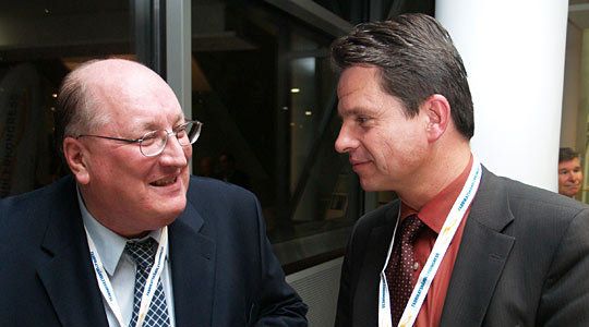 Bernd Hornbacher und Peter Gerards, beide vom Verband der Nissan-Händler. (Archiv: Vogel Business Media)