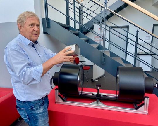 Dr. Geffe erzählt im Gespräch, wie er und sein Team damit begonnen haben, Kameras für die Bildverarbeitung industriell einzusetzen.(Bild:  Vision & Control)
