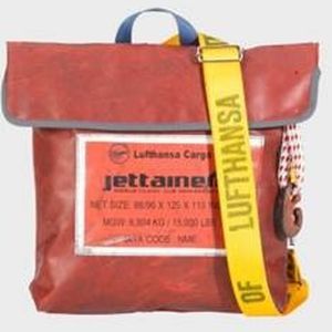 Ein zweites Leben für Lademittel: Die Jettainer-Umhängetaschen bieten rustikalen Chic für polyglotte Zeitgenossen.