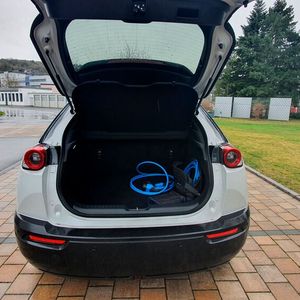 Die Ladekante ist relativ hoch, doch hinter der Ladekante geht es nochmals einige Zentimeter nach unten. Das erschwert das Be- und Entladen schwerer Gegenstände.(Bild:  Mauritz/»kfz-betrieb«)