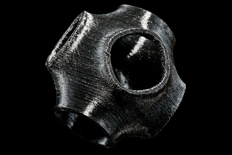 Während der Rapidtech und Fabcon 3D wurde der internationale Designwettbewerb „3D Pioneers Challenge“ juriert. Norman Petzold, Olaf Mollenhauer, Eric Markweg und Thomas Kowallik von Tetra erreichten den ersten Platz mit dem Nano 3D-Drucker MBZ-2PP (1. Platz: 5.000 Euro). Die Jury sah hier die brillante Technik und Innovation und verwies auf das Potential in deutlich optimierten Miniaturisierungen von 3D-gedruckten Strukturen. (Messe Erfurt)