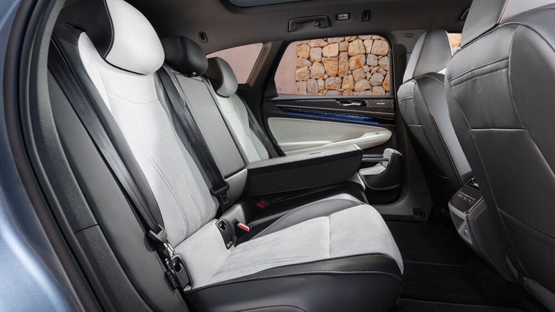Im Fond des Kombi ID 7 gibt es reichlich Bein- und Kopffreiheit. (Bild: VW)