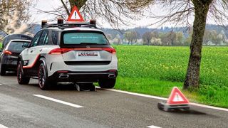 Das Experimental-Sicherheitsfahrzeug 2019 enthält viele Sicherheitselemente; darunter ein Warndreieck, das auf Knopfdruck aus dem Unterboden fährt. (Daimler)