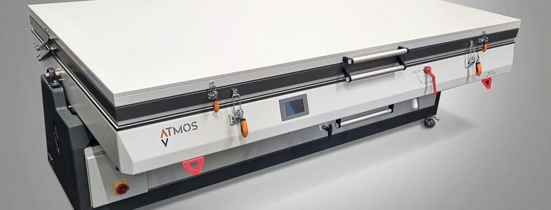 Ein USP, mit dem sich Atmos in punkto Ergonomie und Benutzerfreundlichkeit von seinen Wettbewerbern abhebt, ist der Schwenkmechanismus der Vakuum-Pressen, auch „Kipp-Funktion“ genannt.(Bild:  Atmos Vakuumpressen)