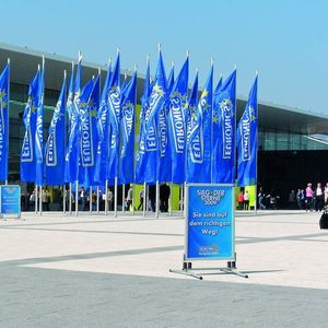 Vor der Stuttgarter Messe wehten die Euronics-Fahnen.