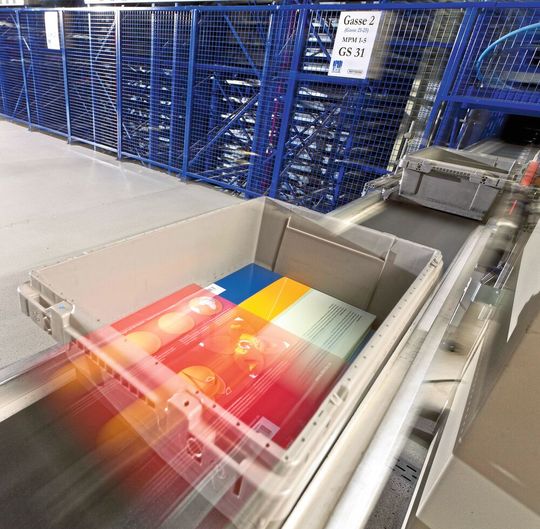 DPS-Fördertechnik bei Libri für kanalübergreifende Prozesse: Die hochdynamische Kommissionierung wird durch statische und dynamische Bereitstellung der Bücher unterstützt. DPS-Fördertechnik bei Libri für kanalübergreifende Prozesse: Die hochdynamische Kommissionierung wird durch statische und dynamische Bereitstellung der Bücher unterstützt.