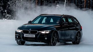 Der Bridgestone Blizzak LM 005 erzielte im Test Bestnoten beim Bremsen und überzeugte mit einem niedrigen Rollwiderstand. (Bild: Bridgestone)