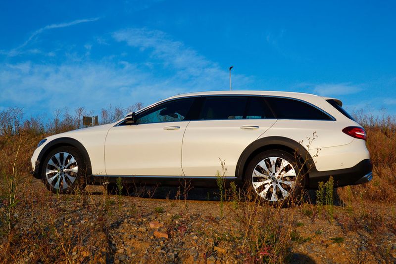 An den Fahrzeugseiten zeigen sich die schwarzen Radläufe.   (Bild: Michel / »kfz-betrieb«)