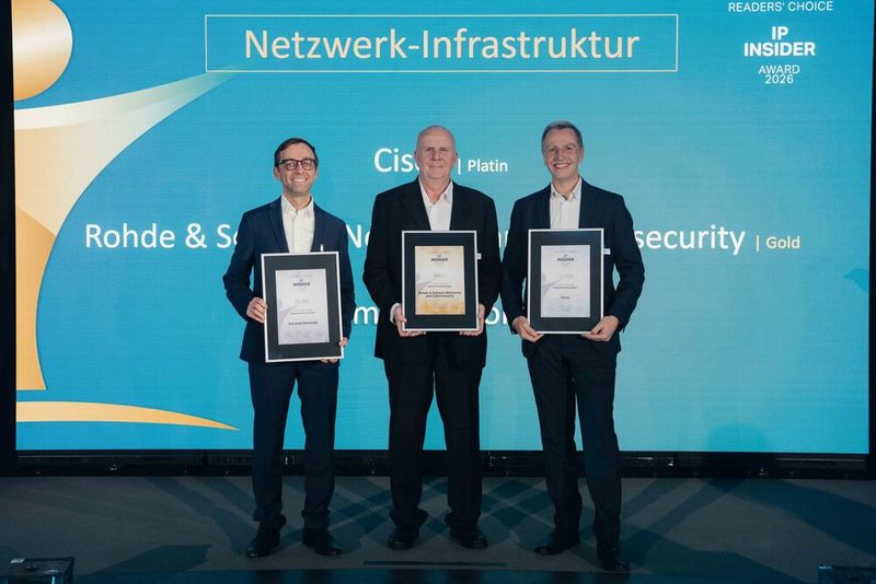 Sie liefern das Fundament für die digitale Vernetzung. In der Kategorie „Netzwerk-Infrastruktur“ geht Platin an Cisco. Auf dem Siegertreppchen stehen Leonard Moritz für Extreme Networks (Silber), Eckhart Traber für Rohde & Schwarz Networks and Cybersecurity aka Lancom Systems (Gold) und Manuel Di Lenardo für Cisco (Platin, v. l.). (Bild: Manuel Emme Fotografie)