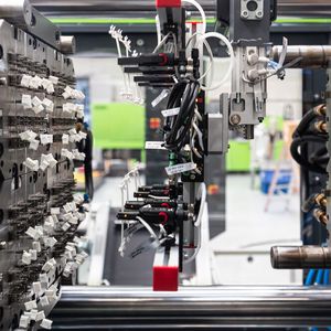 Was man hier sieht, ist eine Fakuma-Premiere: Der neue kompakte Roboter Viper 6, der im Rahmen des Steckerfertigungs-Exponats die Angüsse entnimmt.(Bild:  Engel)