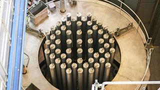 Hier sieht man ein Bündel Brennstäbe in einem Atomkraftwerk. Man weiß ja, dass, wenn diese verbraucht sind, recht gefährlicher Atommüll übrigbleibt. Nun gehen Experten davon aus, dass man damit noch sehr viel Postives anfangen kann – Transmutation heißt das Zauberwort ... (Bild: Radioaktiva)