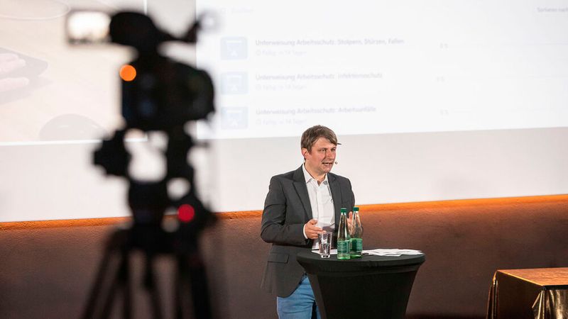 Das Live-Event wurde auch digital übertragen. (Bild: Stefan Bausewein)