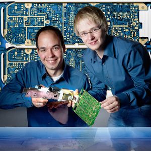 Christian Selzner und Dominik Britz zeigen die kupferbeschichtete Titanklammer.