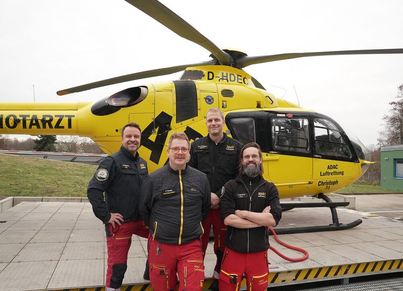 Zum 31. Dezember 2025 endet nun die Konzession der fliegenden Gelben Engel zum Betrieb der Luftrettungsstation in Steglitz. Zu sehen ist die diensthabende Crew v.l.n.r. Stationsleiter Nico Hellmann, Notfallsanitäter Piere Hummel, Ärztlicher Leiter Dr. Olaf Kniesel und Pilot Andreas Eberhardt. (Bild: ADAC Luftrettung/Christina Gellermann)