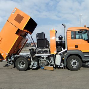 Die Axialkolbenpumpe Typ V60N versorgt in der Straßenkehrmaschine die hydraulischen Verbraucher der Arbeitshydraulik. Sie ist besonders langlebig und robust.