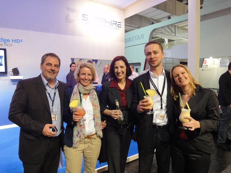 Leckere Cocktails gab es bei Sapphire (v.l.): Klaus Ringwald, Sapphire, Stephanie Steen, IT-BUSINESS, Sandra Schüller, eGovernment, Kurt Semba, Enterasys Networks, Hannah Lamotte, IT-BUSINESS (Archiv: Vogel Business Media)