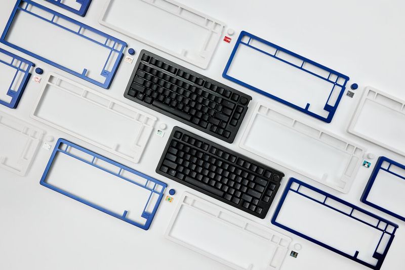 Mit verschiedenen magnetischen Deckplatten lässt sich die HyperX Alloy Rise 75 bestücken. (Bild: HYPERX)