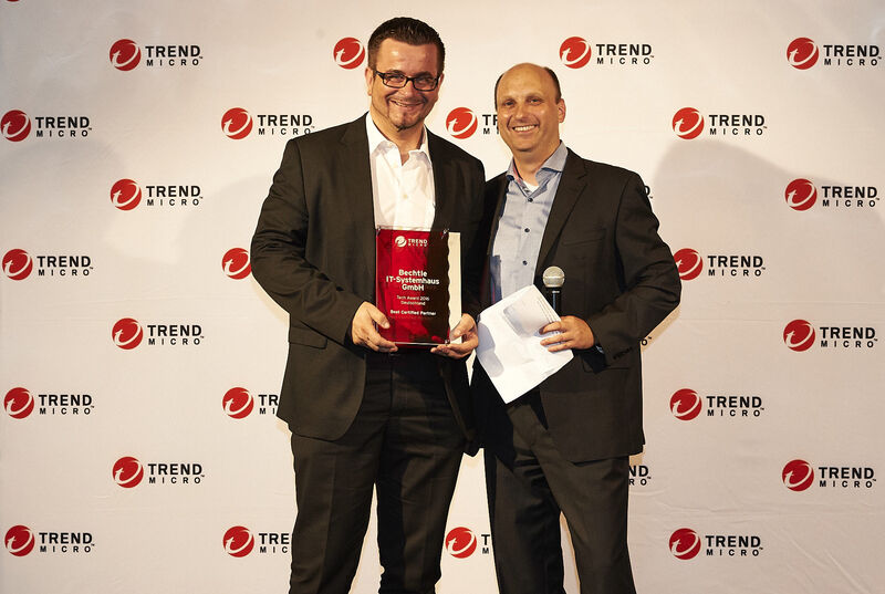 Der Award „Best Certified Partner“ ging an die Bechtle IT-Systemhaus GmbH, übergeben an Alexander Heimann (l.)
durch Kay Bandemer (Trend Micro) (Trend Micro)