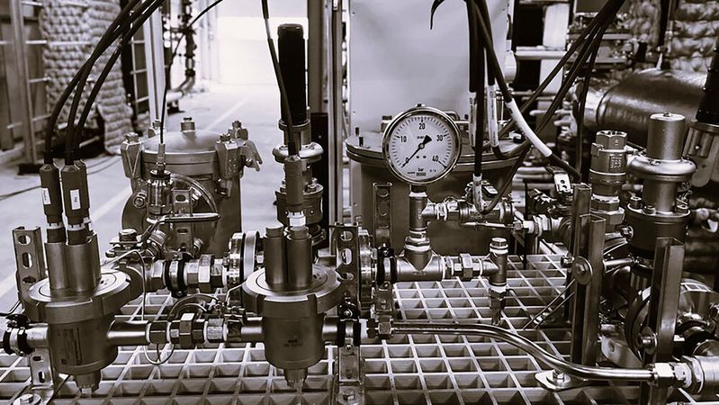 Im Projekt RoLiXX wird eine anpassbare Pilotanlage Lithium aus salzhaltigem Tiefenwasser gewinnen. Der Prototyp ist flexibel, um die Prozessparameter und Inhibitoren auf das Tiefenwasser an verschiedenen Einsatzorten maßgeschneidert anzupassen.(Bild:  Fraunhofer IEG)