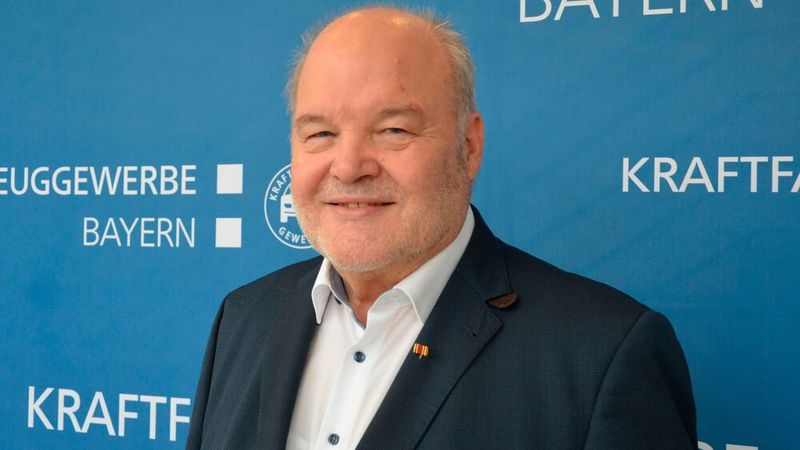 Albert Vetterl, Präsident des Kfz-Gewerbes Bayern, fürchtet um die Liquidität der Betriebe und fordert eine Öffnungsperspektive für den Autohandel.