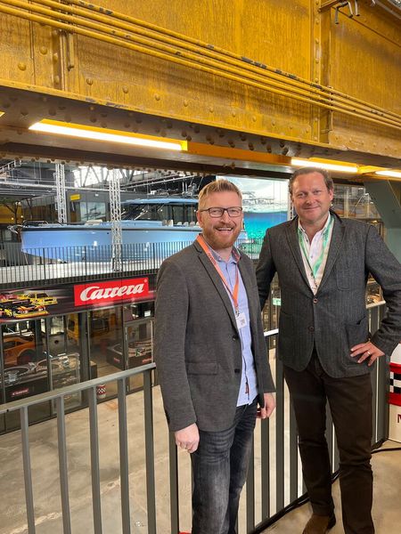 Total Carrera-begeistert sind Simon Aigner (l.) und Achim Terlinen (beide UNISYS). (Bild: Vogel IT-Medien GmbH)