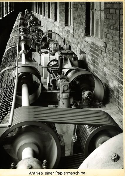 FLENDER Antrieb einer Papiermaschine. Die Aufnahme stammt aus April 1962. (Bild: Siemens)