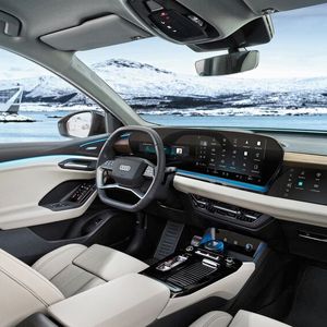 Armaturenbrett und Mittelkonsole des Q6 E-Tron wirken aufgeräumt und übersichtlich.(Bild:  Audi AG)