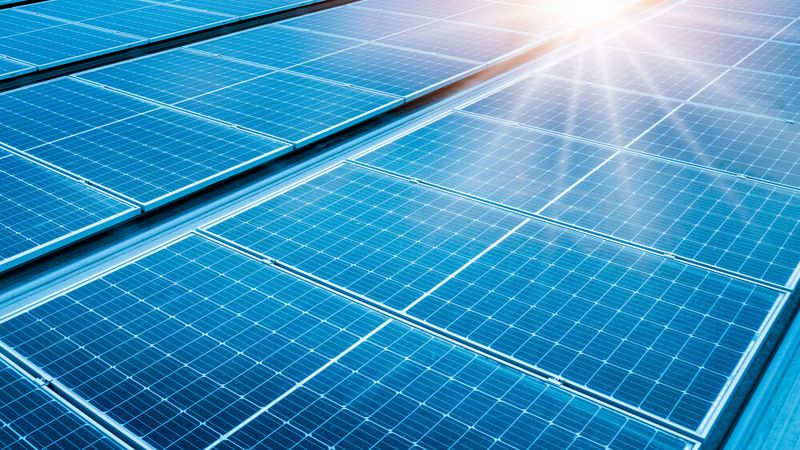 Fraunhofer ISE achieves new efficiency records with tandem photovoltaic modules for high-performance solar energy systems.(Source: ©  Yingyaipumi - stock.adobe.com)