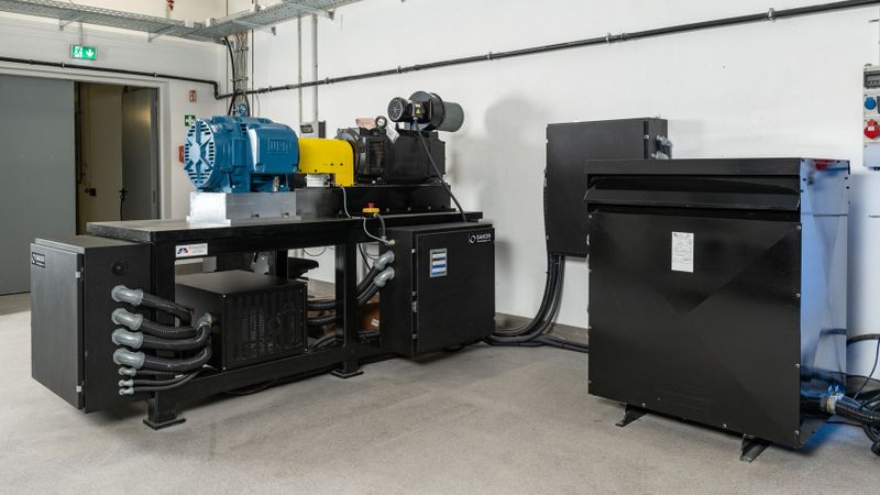 Der Prüfstand ist für Effizienzmessungen gemäß  IEC/EN/UL 60034-2-1 ausgelegt. (Bild:  TÜV Süd)