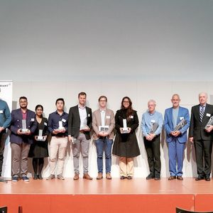 Award Committee und die Gewinner des Clariant Cleantech Awards der Plätze eins bis vier, des Clariant Chemistry Award und des Poster Award.
Namentlich v.r.n.l.: Martin Vollmer, Chief Technology Officer von Clariant, Christoph Kerzig und Rajesh Mannancherry von der Universität Basel, Amita Ummadisingu von der EPFL Lausanne, Erwin Lam, Jan-Georg Rosenboom und Peter Fleckenstein von der ETH Zürich, Ydna Marie Questell-Santiago von der EPFL Lausanne, Prof. Ed Constable und Prof. Marcel Mayor von der Universität Basel, Alain de Mesmaeker, Präsident der Swiss Chemical Society, David Spichiger, Swiss Chemical Society sowie Thomas Volkmer von Clariant. 