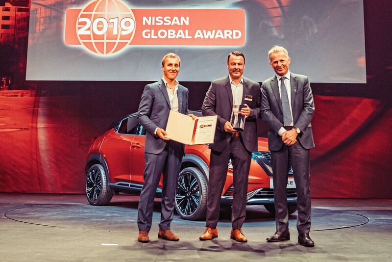 Award-Gewinner Autohaus Müller: (v. li.) Guillaume Pelletreau (NCE), Stephan Müller (Autohaus Peter Müller) und Roel de Vries (Nissan Global). (Nissan)