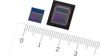 Die beiden Kamerasensoren IMX500 und IMX501. Das größere Modell IMX501 besteht aus dem Bildsensor IMX500 und zusätzlich aus einer zweiten Schicht für die KI. (Sony)