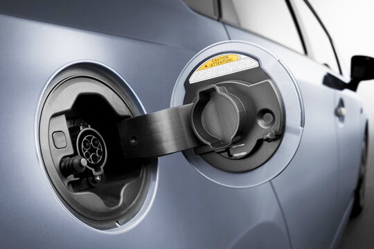 Der Prius-Hybrid hat eine elektrische Reichweite von 25 Kilometern. Laut offizieller Statistik genügt dieser Aktionsradius für Dreiviertel aller in Deutschland anfallenden Privat- und Berufsfahrten. (Foto: Toyota)