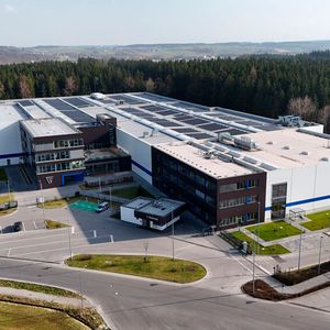 Blick in das Technikum des neuen Flottweg Process Centers: Hier werden kundenspezifische Trennprozesse unter realitätsnahen Bedingungen getestet und optimiert.(Bild:  Flottweg)