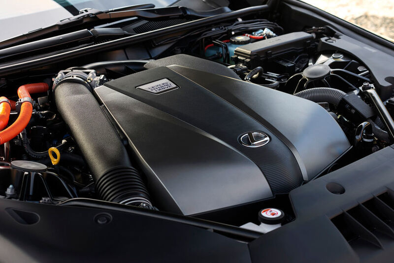 Die Hybidvariante LC 500h, angetrieben von einem 3,5-Liter-V6 und per Lithiumionen-Akkus gespeistem Elektromotor, braucht für den Standardspurt rund fünf Sekunden. Bei beiden Varianten wird die Kraft über eine Zehn-Stufen-Automatik auf die Hinterachse übertragen. (Lexus)