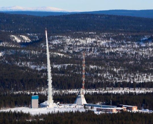 Eine „REXUS“-Rakete startet von Kiruna in Schweden.(Bild:  DLR)