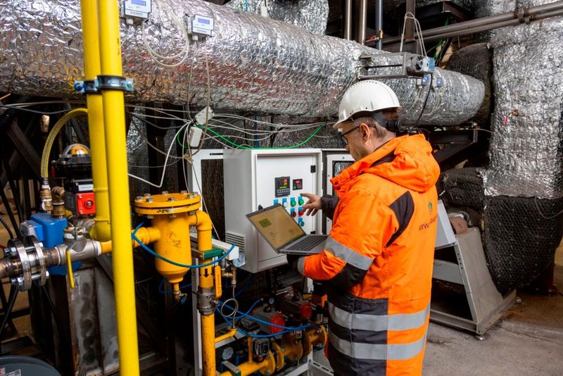 Allan Vrager, CTO von NSO, überprüft die Steuerungs- und Automatisierungssysteme der Pilotanlage des Unternehmens. (Bild: New Standard Oil)